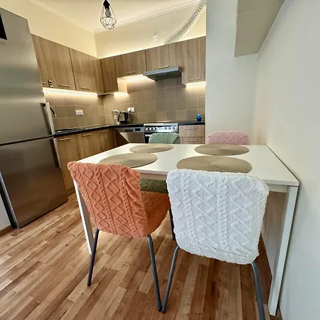 Warsawpavarottiegogarden Apartment